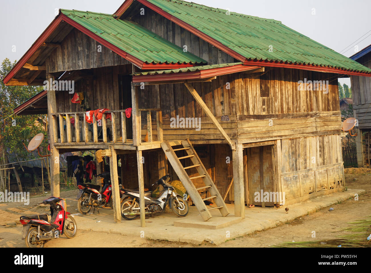 traditionelles Stelzenhaus, Ban Chom Ong, Bergdorf, Bergvolk der Khmu, Oudomxay Provinz, Nordlaos, Laos, Asien Stock Photo