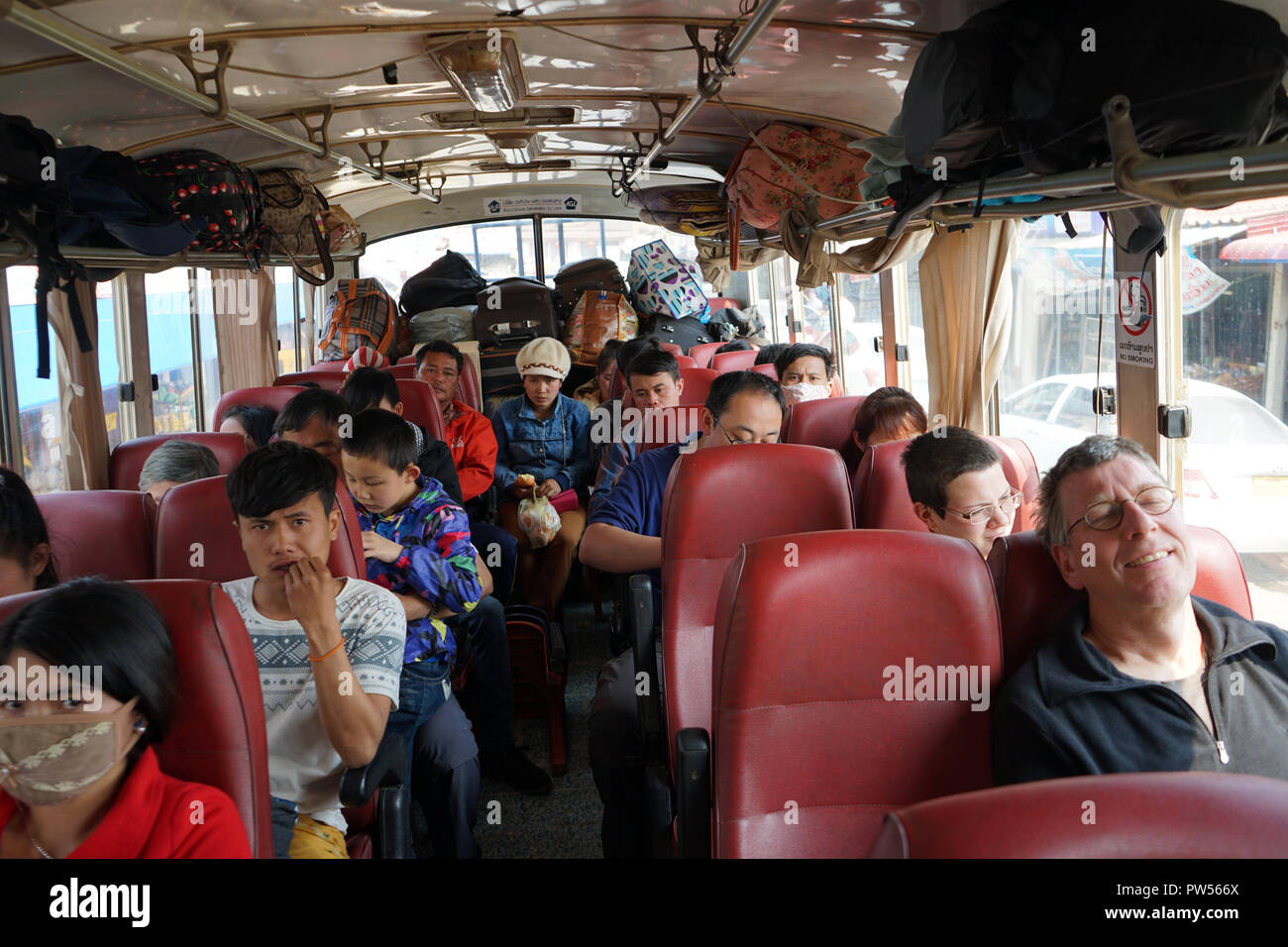 Leute im Bus, Bus, Oudomxay Provinz , Udomxay Provinz , Laos, Asien Stock Photo