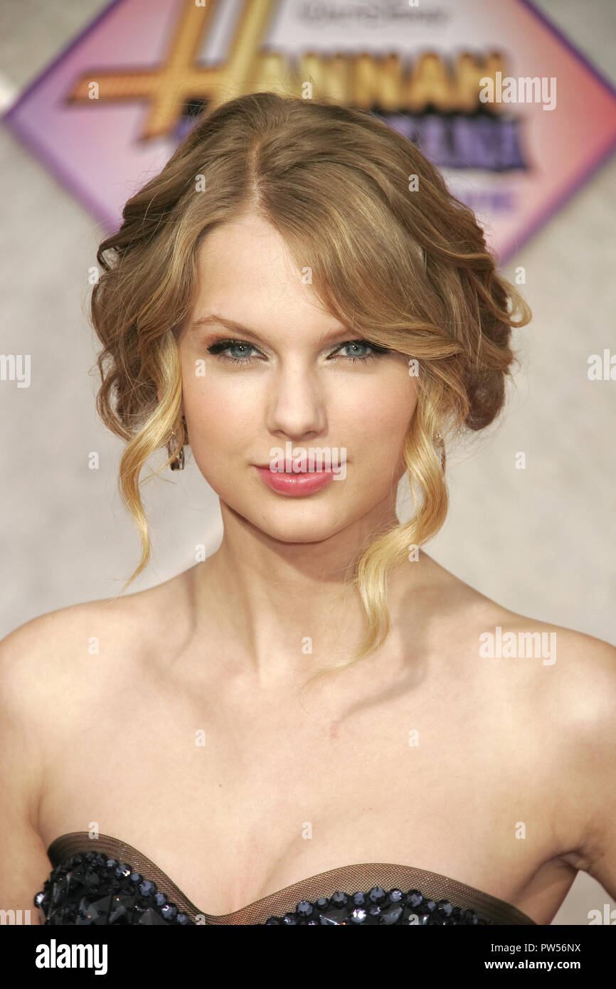 Taylor Swift 04/02/09 "Hannah Montana The Movie" Premiere El Capitan Theatre, Hollywood Photo