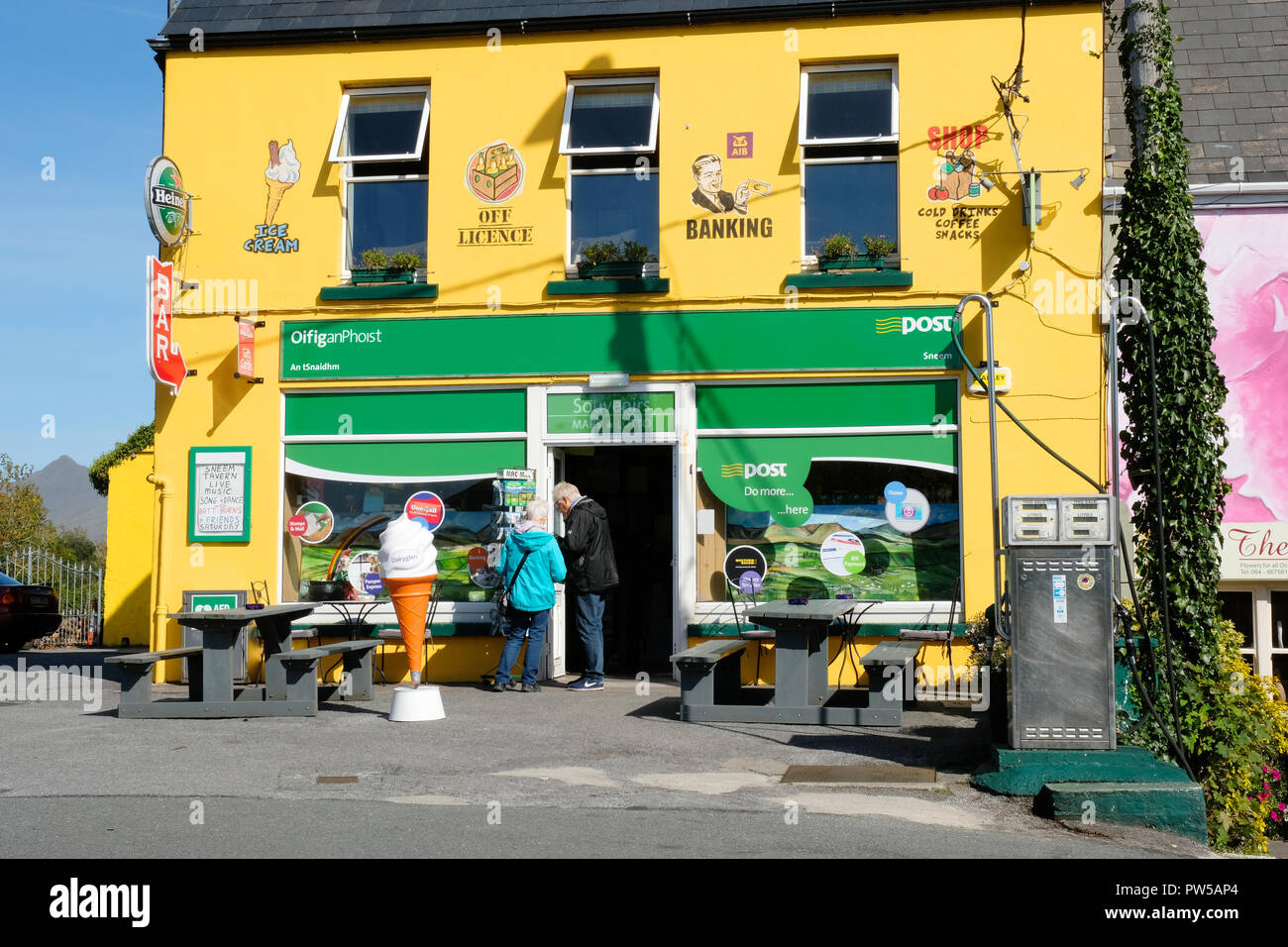 Multi-pupose shop, acting as a post office, gas station, off licence, gift shop on the Ring of Kerry, Ireland - John Gollop Stock Photo