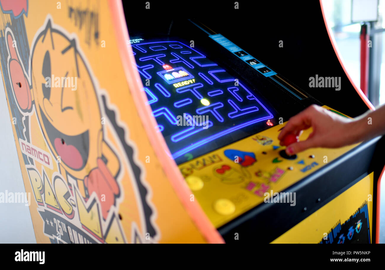 12 October 2018, Berlin: 12 October 2018, Germany, Berlin: A young man plays Pac-Man at an arcade vending machine at the edge of construction for the Vintage Computing Festival. The event will take place on 13 and 14 October 2018 at the Stiftung Deutsches Technikmuseum Berlin. Photo: Britta Pedersen/dpa-Zentralbild/dpa Stock Photo