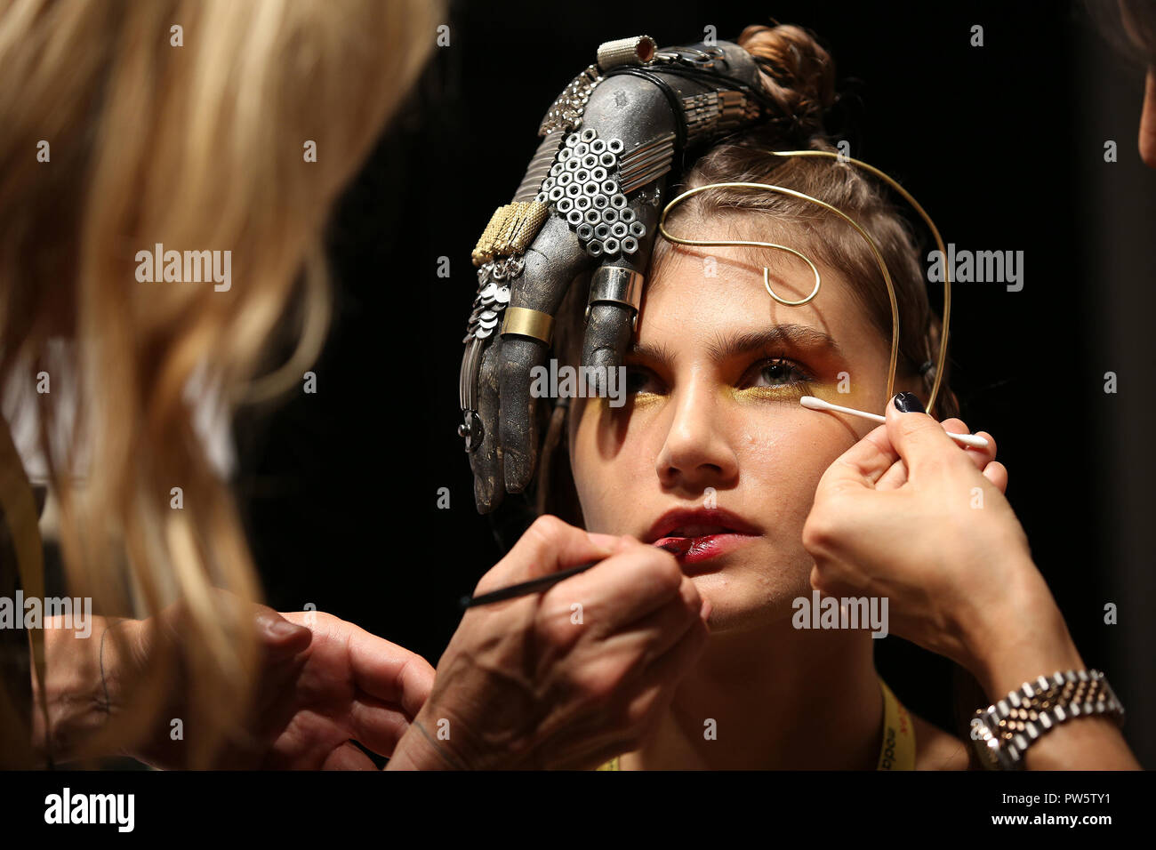 Lisbon, Portugal. 12th Oct, 2018. A model prepares backstage before the show as part of the Lisboa Fashion Week - Moda Lisboa Spring/Summer 2019 at the Pavilhao Carlos Lopes in Lisbon, Portugal, on October 12, 2018. Credit: Pedro Fiuza/ZUMA Wire/Alamy Live News Stock Photo