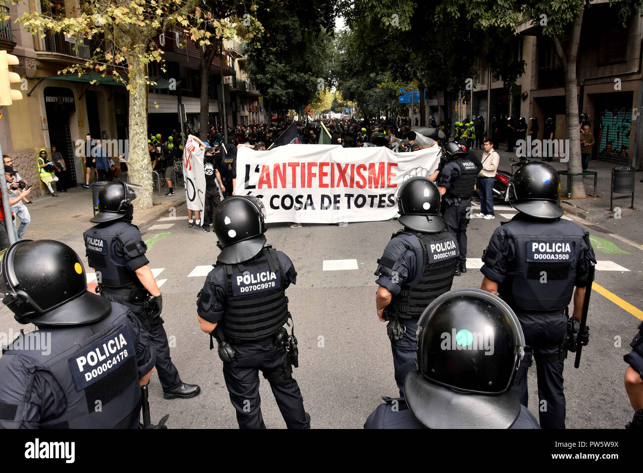 Barcelona, Barcelona, Spain. 12th Oct, 2018. A group of the Riot Brigade of the Catalan police (Mossos d'Escuadra) seen on guard during the protest.Anti-fascists protest against the Spanishism in Barcelona during the celebration of the Hispanic Day. Credit: Ramon Costa/SOPA Images/ZUMA Wire/Alamy Live News Stock Photo
