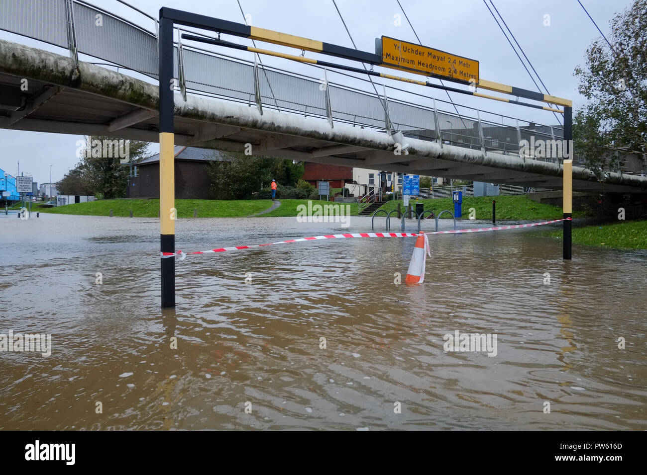 Carmarthen, Wales, UK. 13th October, 2018. UK weather. The combination of high tide with heavy rain and high winds by Storm Callum causes the river Towy to flood low lying areas. Credit: Algis Motuza/Alamy Live News Stock Photo