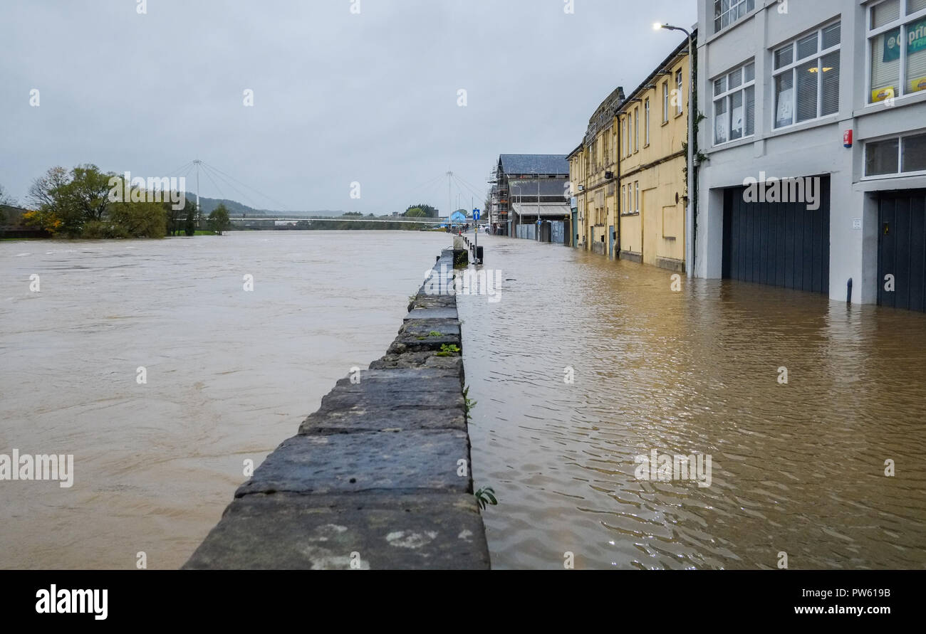 Carmarthen, Wales, UK. 13th October, 2018. UK weather. The combination of high tide with heavy rain and high winds by Storm Callum causes the river Towy to flood low lying areas. Credit: Algis Motuza/Alamy Live News Stock Photo