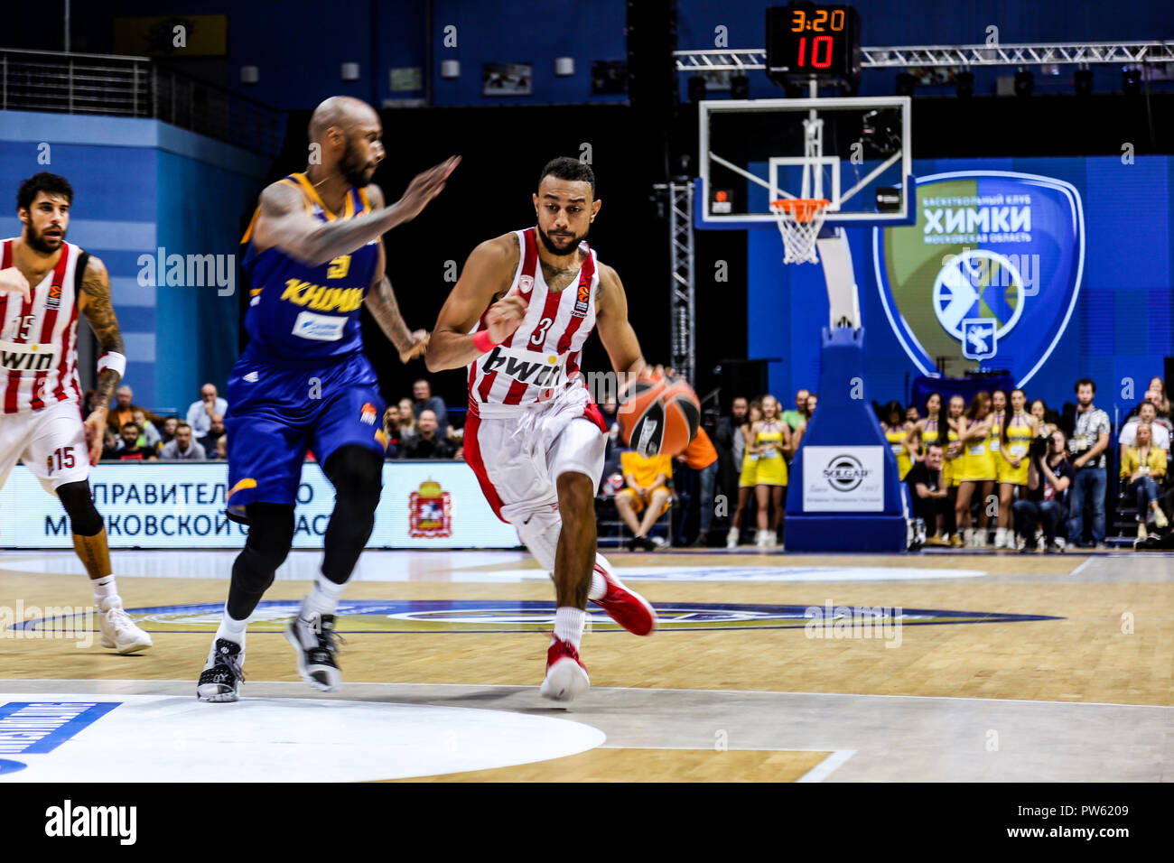 Moscow, Russia. 12th Oct, 2018. Nigel Williams-Goss, #3 of Olympiacos  Piraeus in action against Tony Crocker, #5, of Moscow Khimki in the Turkish  Airlines Euroleague Opening round of the 2018-2019 season. Credit: