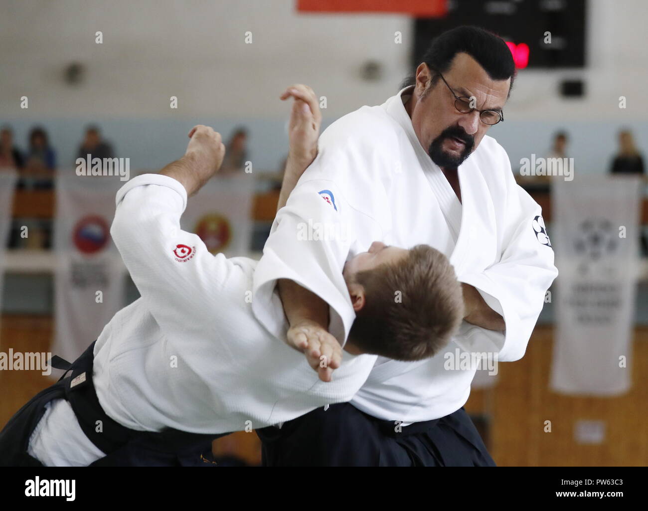 Moscow Russia 13th Oct 18 Moscow Russia October 13 18 Us Actor Steven Seagal R Gives An Aikido Masterclass At Fili Sports Complex The Event Is Part Of The 1st International