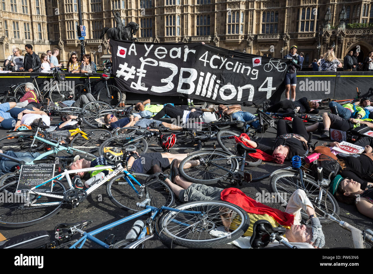 London, UK. 13th October, 2018. The National Funeral for the Unknown Cyclist. Credit: Guy Corbishley/Alamy Live News Stock Photo