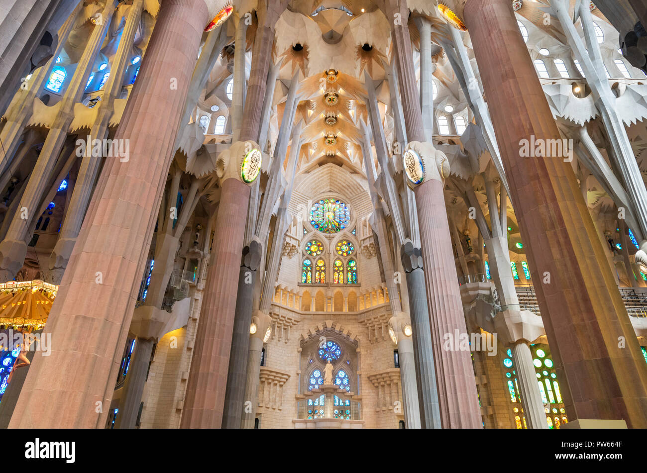 Descubrir 68+ imagen gaudi church barcelona interior - Thcshoanghoatham ...