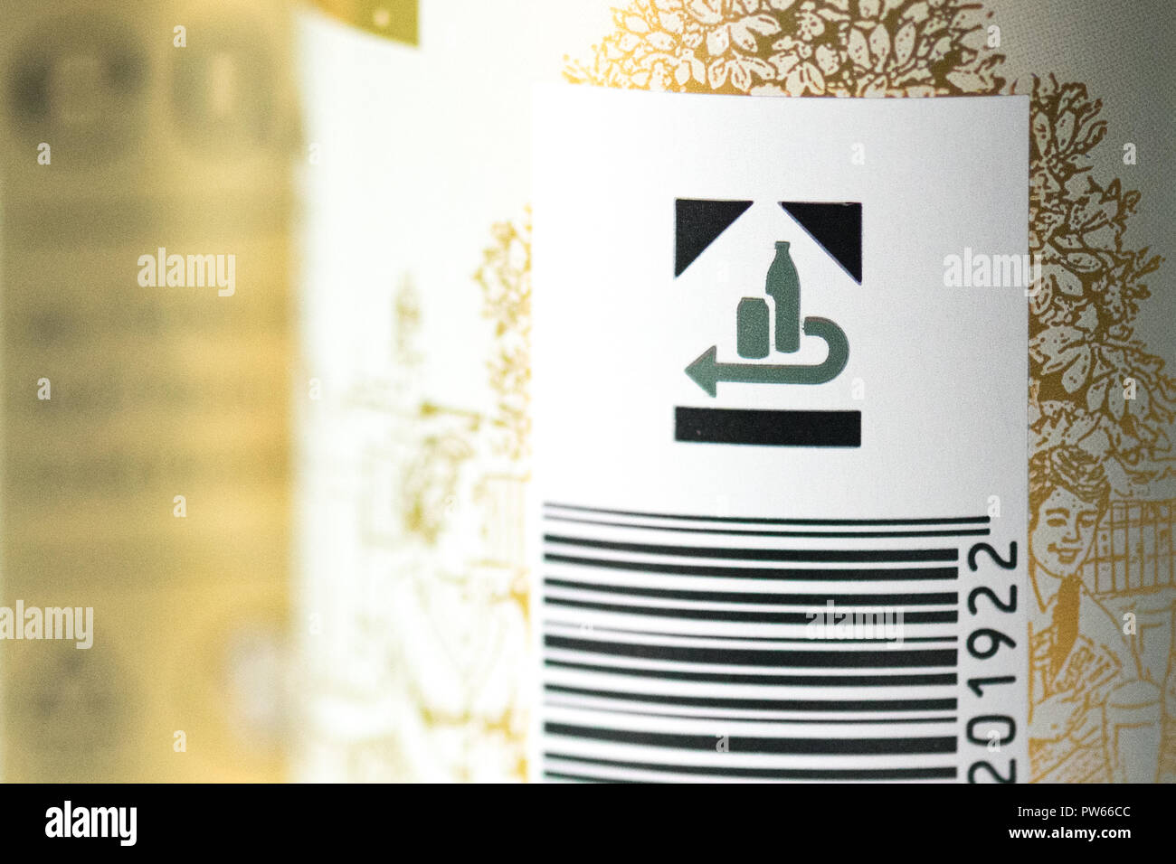 https://c8.alamy.com/comp/PW66CC/pfand-logo-on-german-beer-cans-PW66CC.jpg