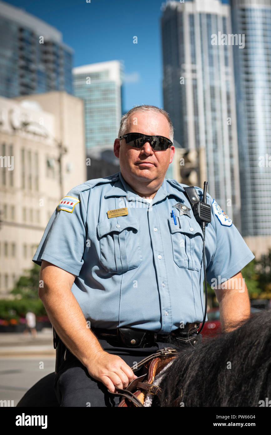 chicago-il-october-10-2018-policeman-with-his-horse-in-the-streets