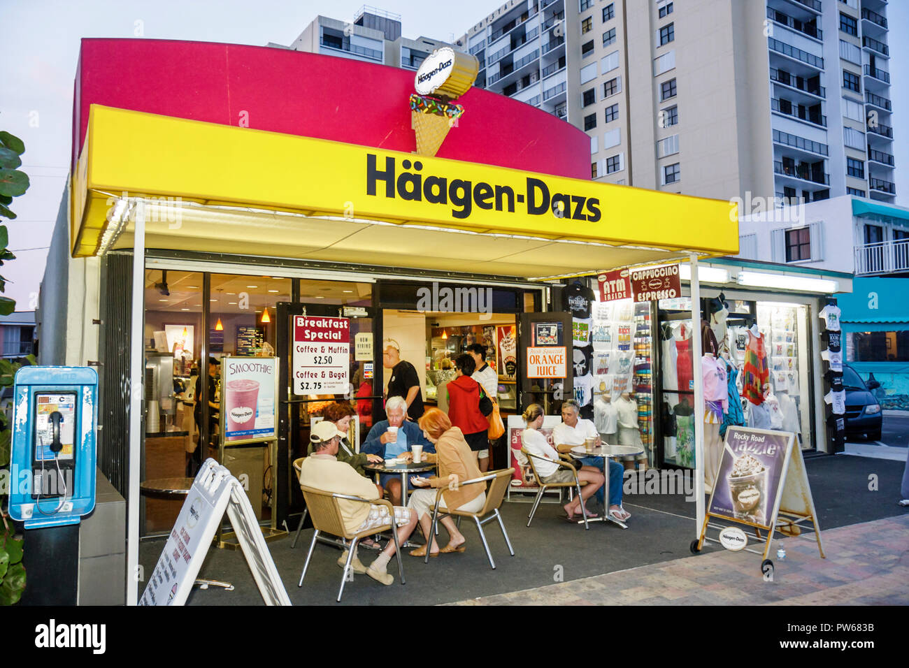 Hollywood Florida,Hollywood Beach Boardwalk,Haagen Dazs,ice cream shop,tables,FL090104090 Stock Photo