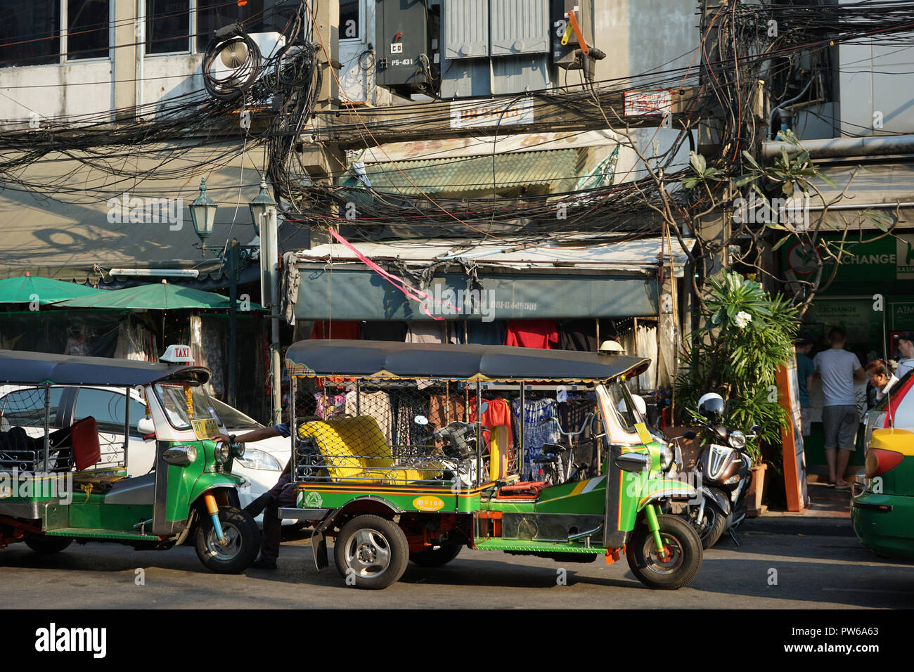 Straße mit Stromkabeln und Tuk-Tuks in Bangkok, Thailand, Asien Stock Photo