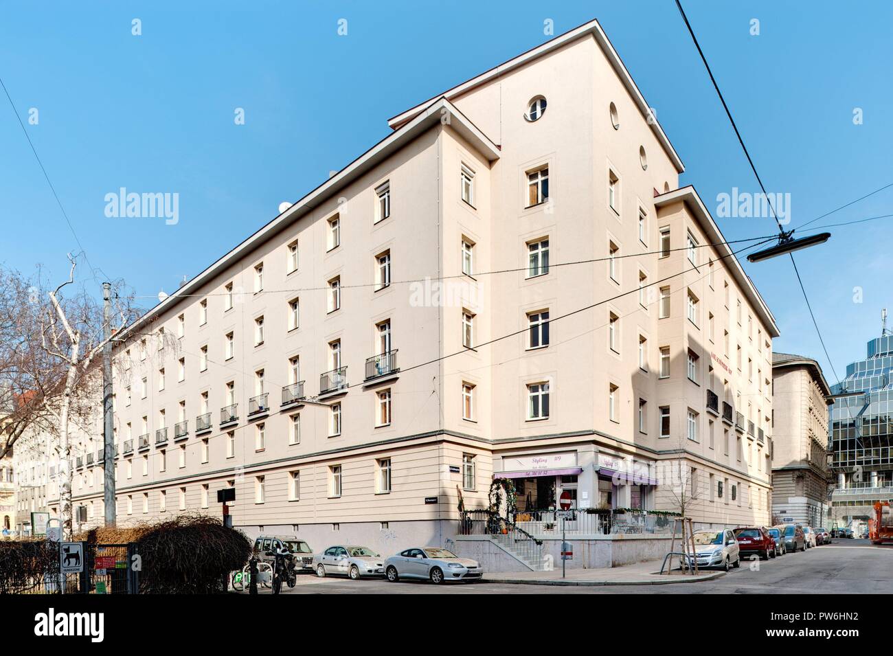 Wien, Gemeindebau der Nachkriegszeit, Karl Schönherr-Hof von Karl Ehn, Badgasse 1–7, 1950–1952, 120 Wohnungen Stock Photo