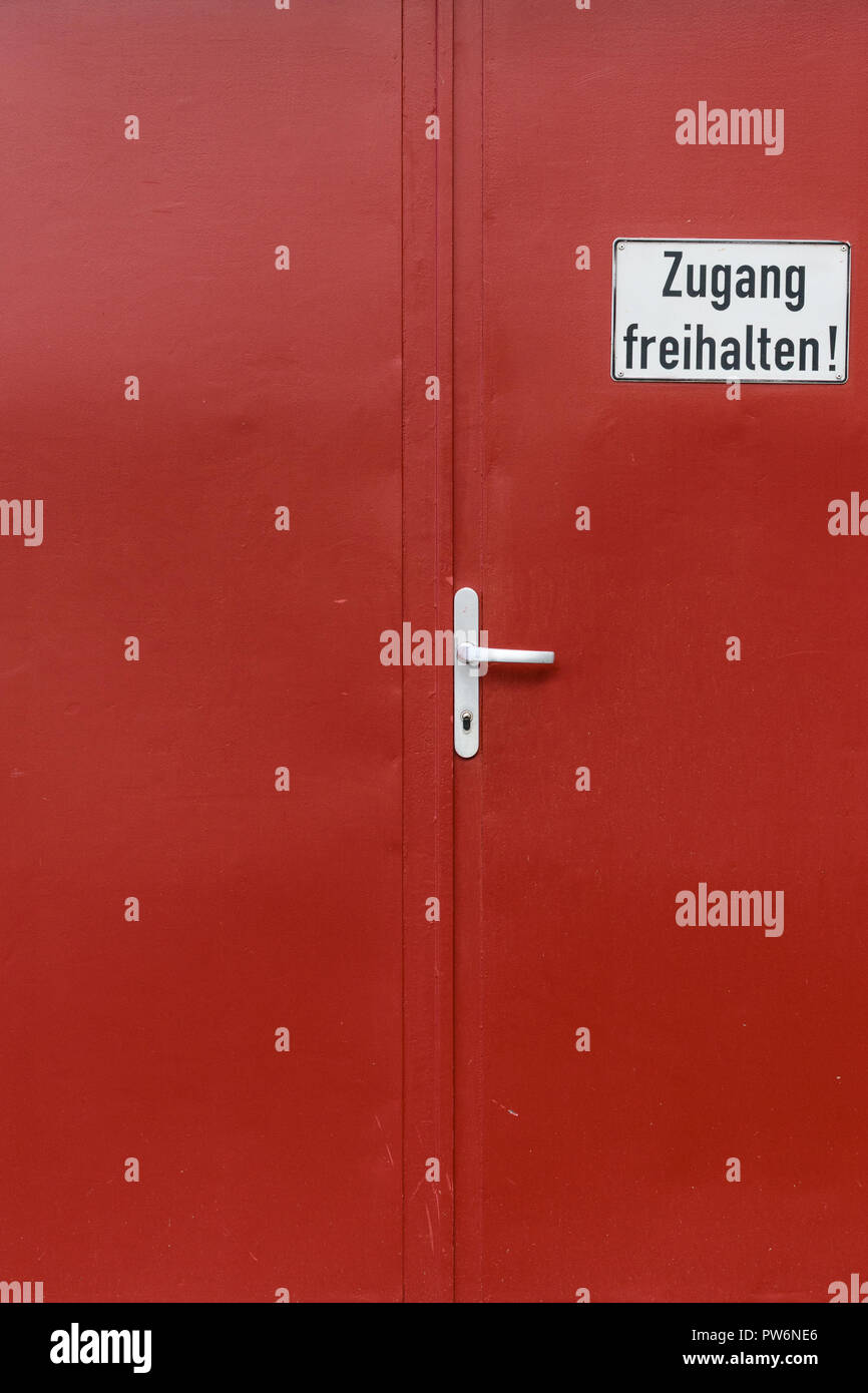 Metalltür in Rot.Eingang mit Schild. Stock Photo