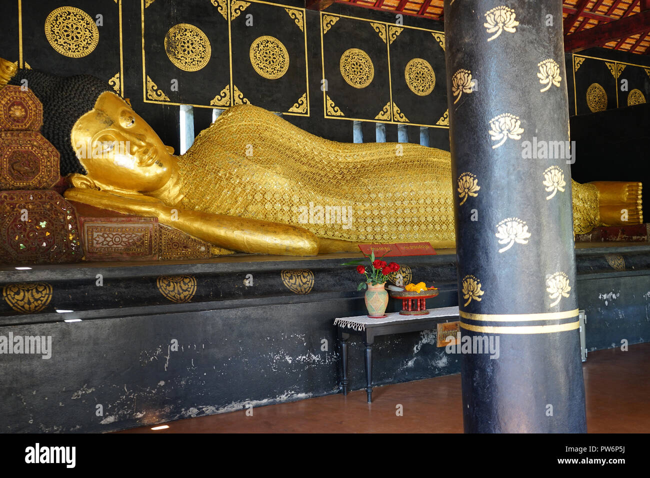 Liegender goldener Buddha, Chedi Luang Tempel, Chiang Mai Stock Photo