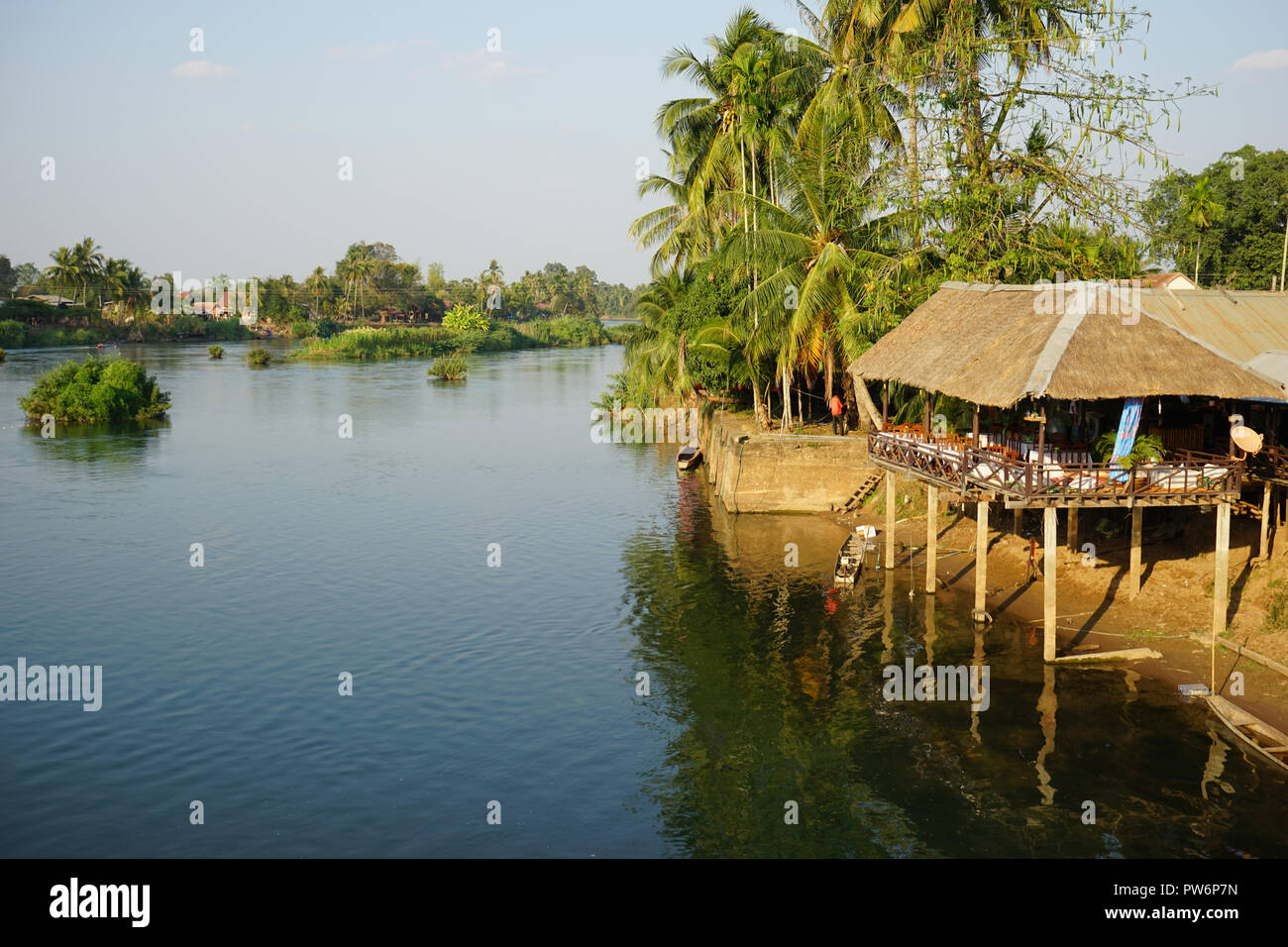 Stelzenhaus, Restaurant am Mekong, Ban Khon, Don Khon, 4000 Inseln, Si Phan Don, Provinz Champasak, Süd-Laos, Laos, Asien Stock Photo