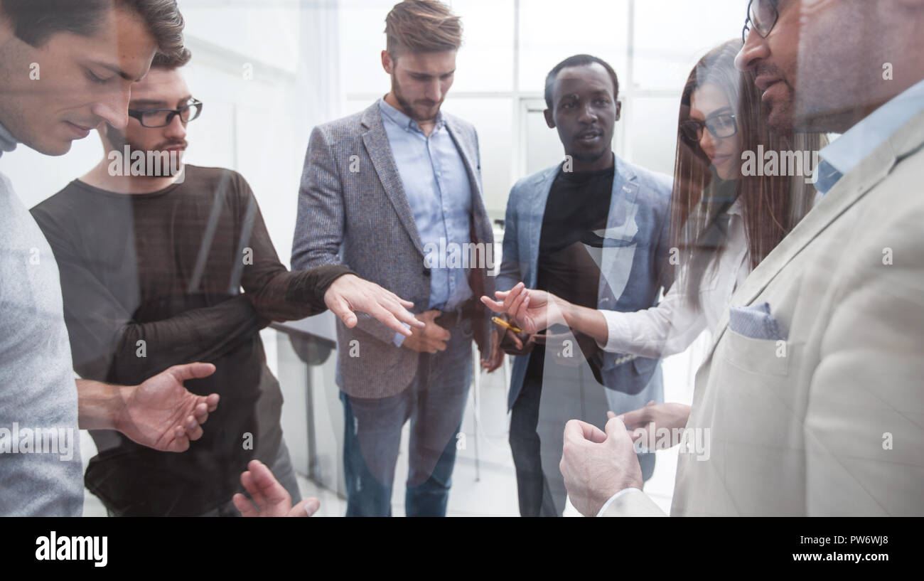 Employees argue and discuss common problems Stock Photo Alamy