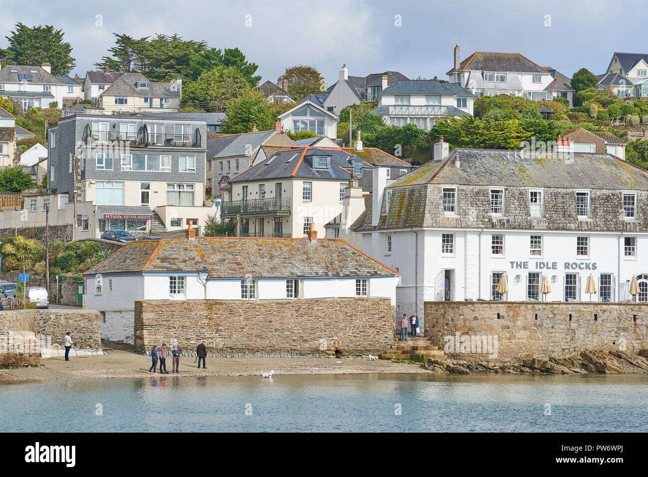 Houses and a hotel on a hill at the coast of the village of St Mawes, next the English Channel, Roseland peninsula, Cornwall, England. Stock Photo
