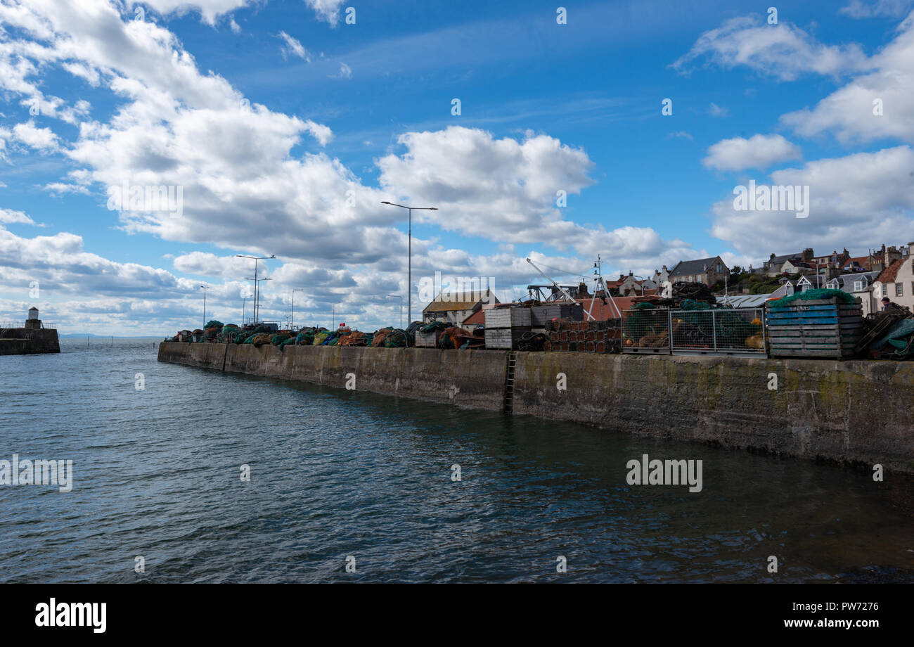 Scotland pittenweem harbour fishing boat hi-res stock photography and ...