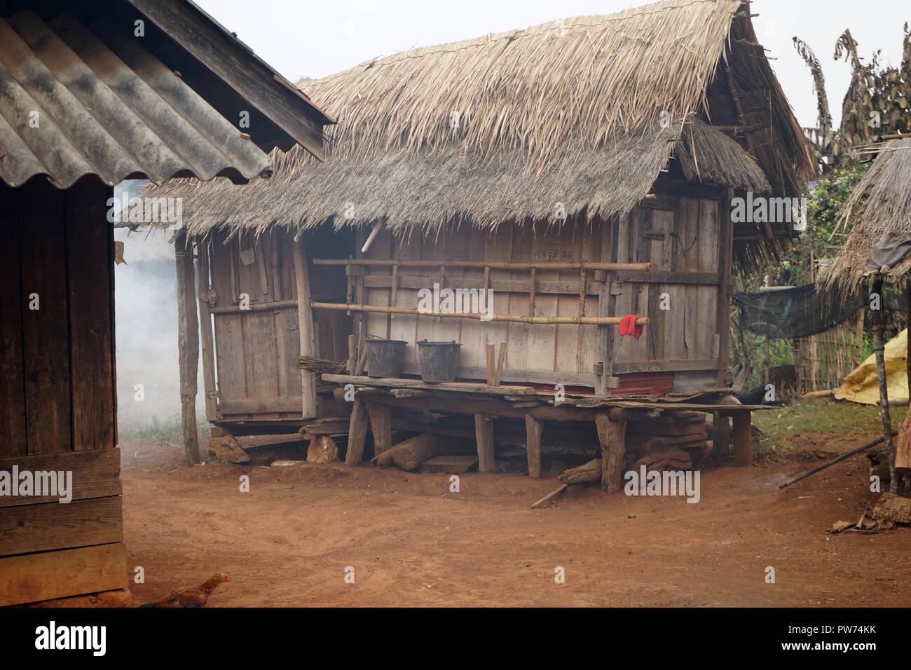 Hütte, Stelzen-Haus, Dorf der Hmong, Hmong, Volk der Hmong, bei Phonsavan, Provinz Xieng Khoungang, Laos, Asien Stock Photo