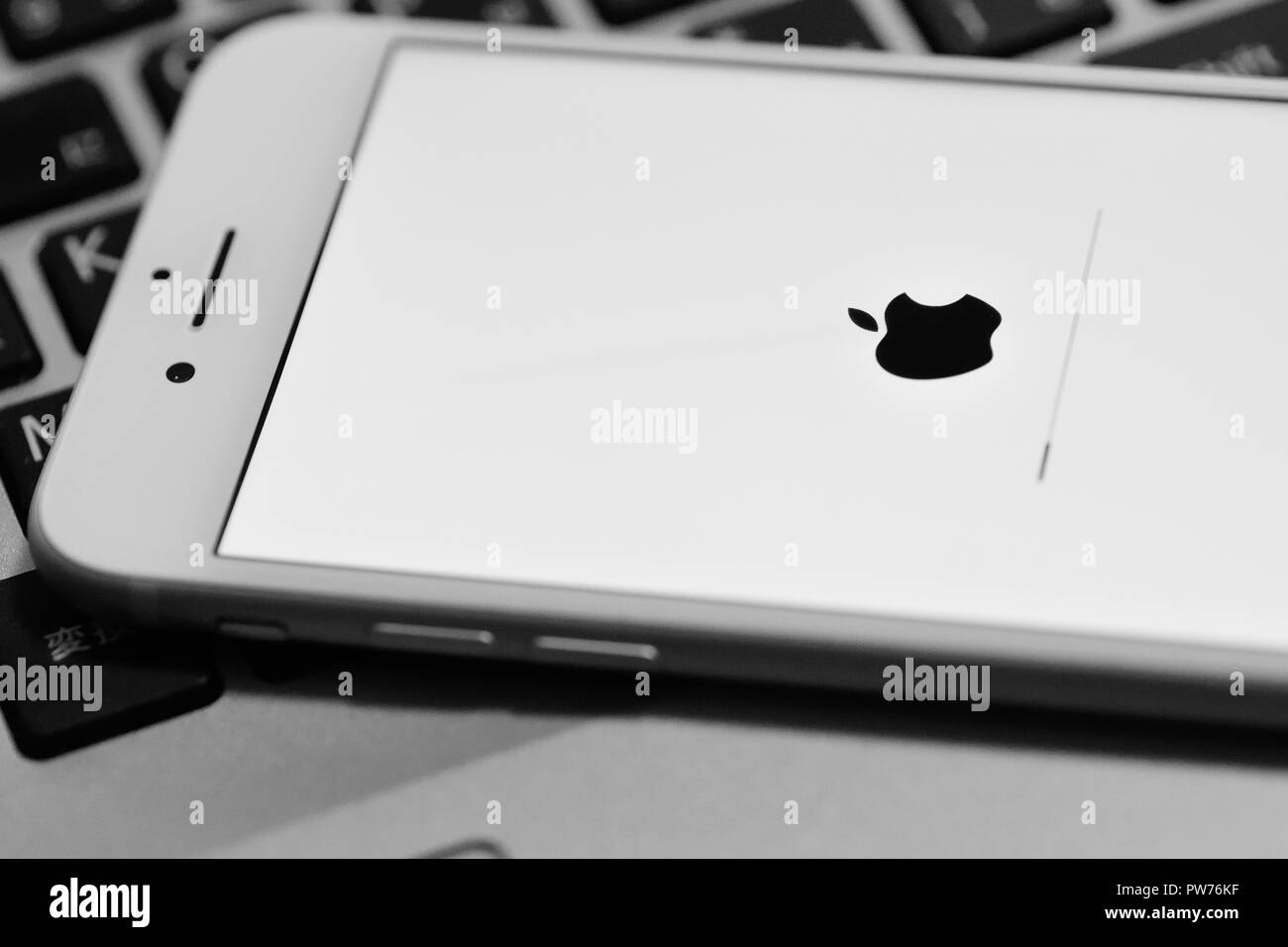 Iphone updates screen Black and White Stock Photos & Images - Alamy