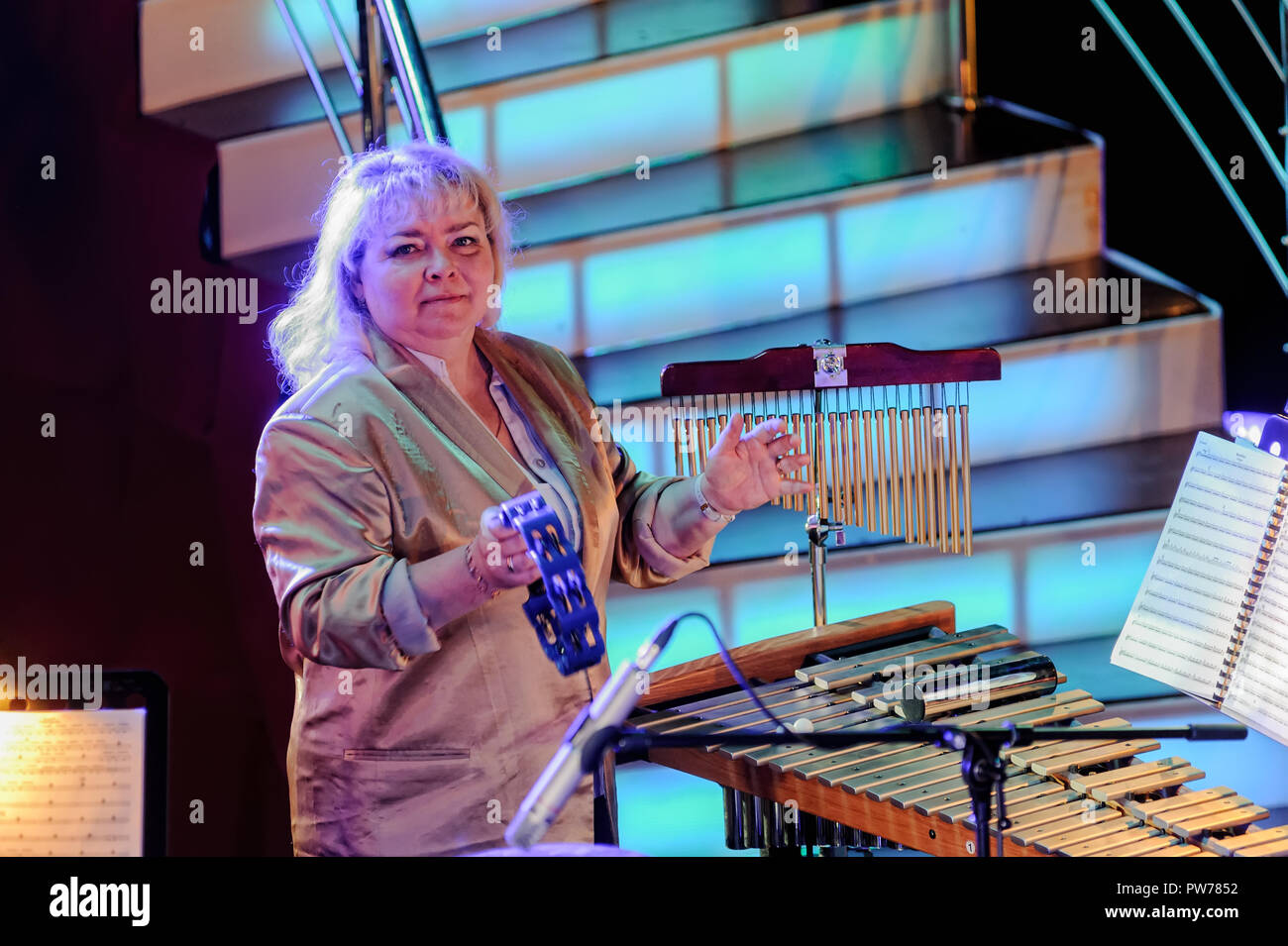 Dramatic drum performance hi-res stock photography and images - Alamy