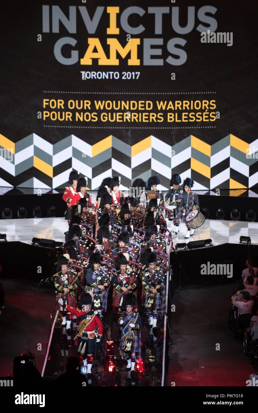 Members of the 48th Highlanders of Canada Pipes and Drums and the 400