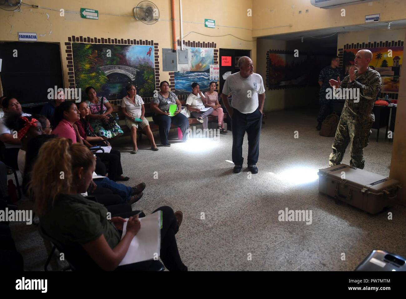 PUERTO BARRIOS, Guatemala (Sept. 26, 2017) Lt. Cmdr. Ian Sutherland, technical director for the Navy Entomology Center of Excellence, gives an entomology lecture to Guatemalan medical professionals, during a subject matter exchange at Puerto Barrios Health Clinic, in support of Southern Partnership Station 17. SPS 17 is a U.S. Navy deployment executed by U.S. Naval Forces Southern Command/U.S. 4th Fleet, focused on subject matter expert exchanges with partner nation militaries and security forces in Central and South America. Stock Photo