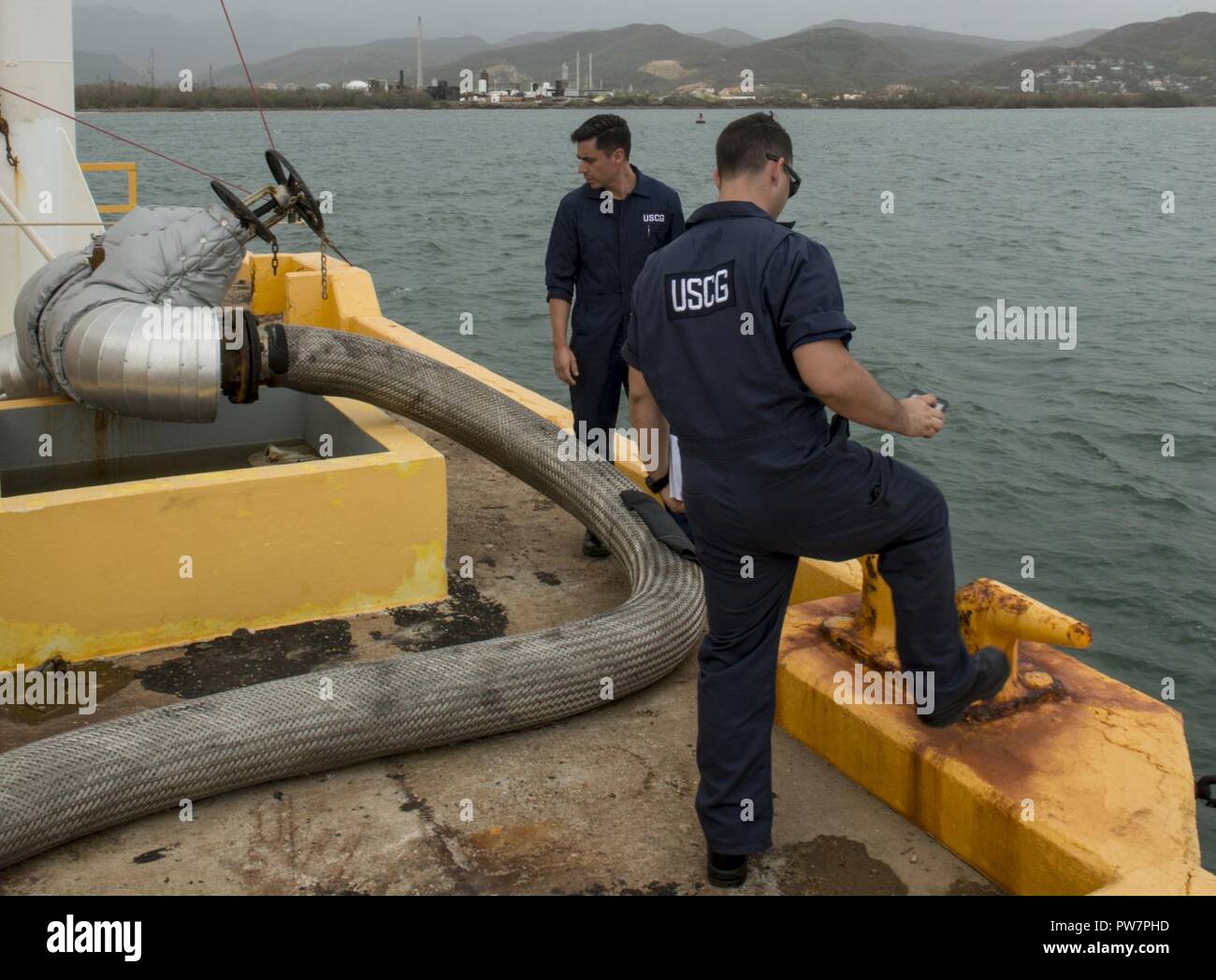 Marine science technicians hires stock photography and images Alamy