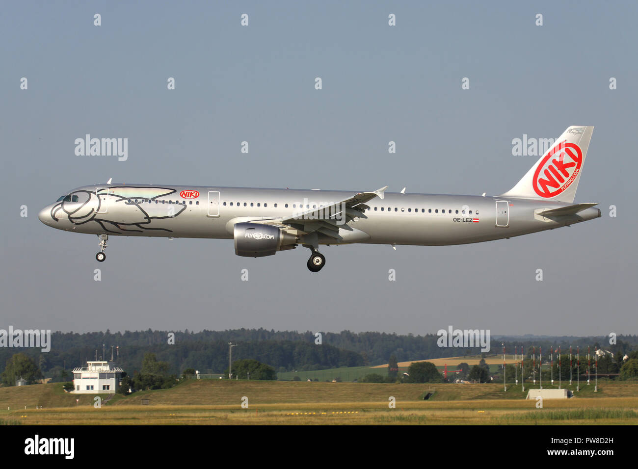 Austrian Niki Airbus A321-200 (old livery) with registration OE-LEZ on  short final for runway 14 of Zurich Airport Stock Photo - Alamy