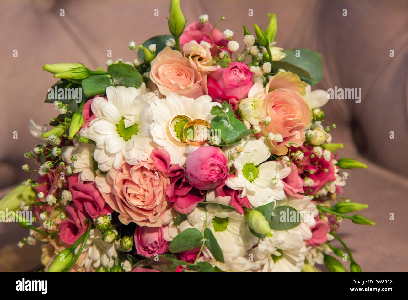 Wedding Rings with beautiful natural flowers bouquet Stock Photo - Alamy