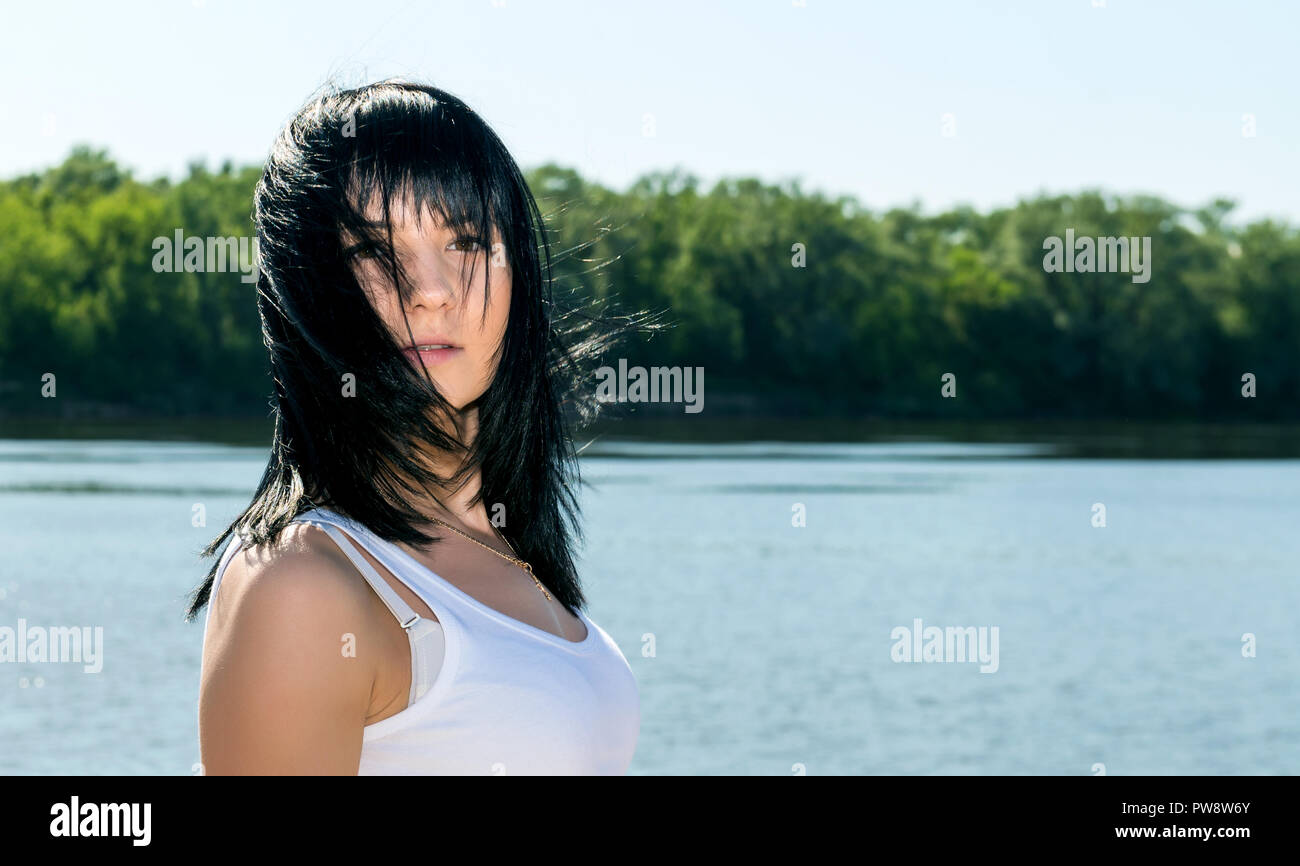 Outdoors portrait of beautiful young brunette woman Stock Photo - Alamy