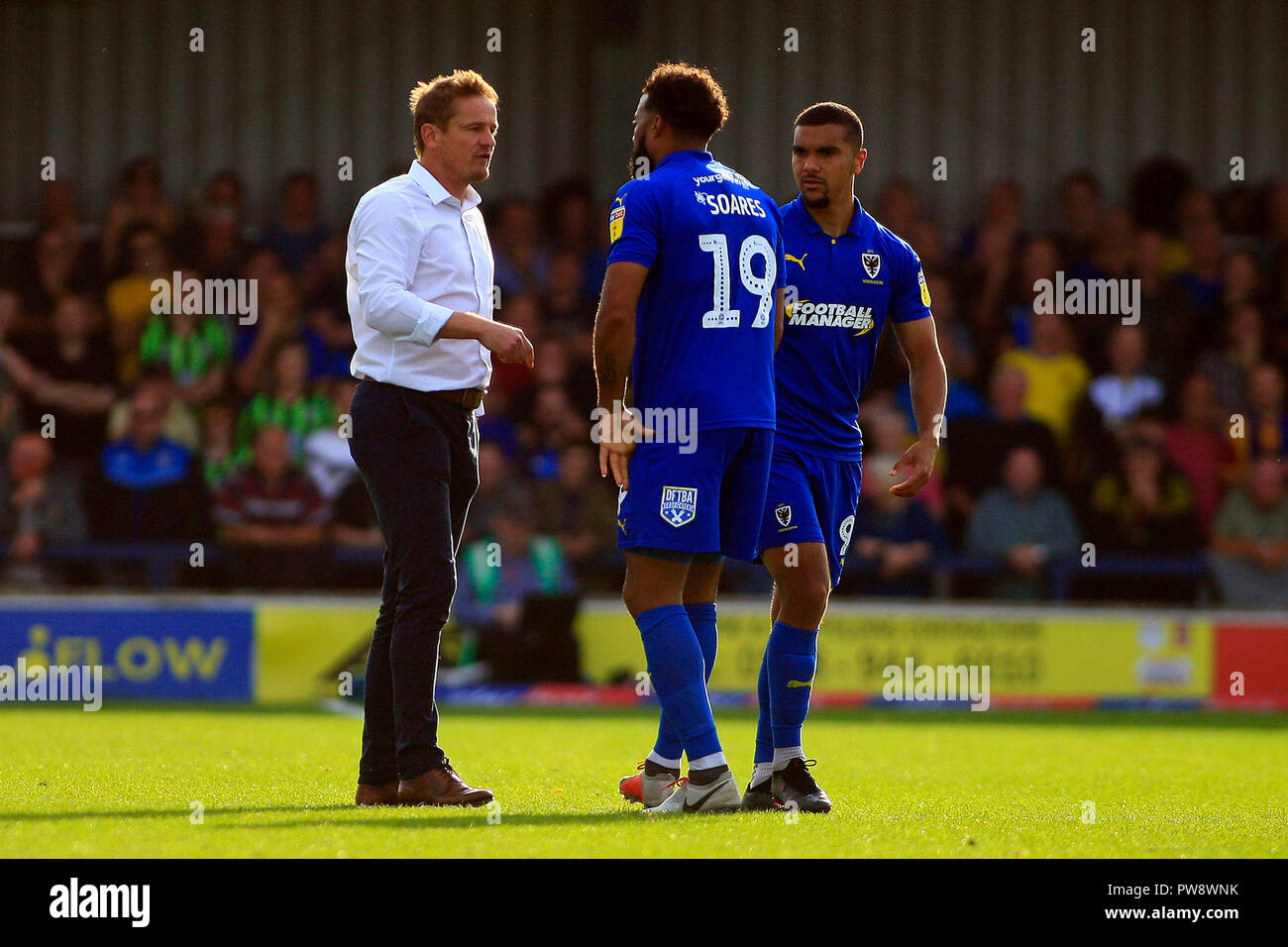 Kingston upon Thames, UK. 13th October 2018. AFC Wimbledon Manager Neal Ardley (L) talks to Tom Soares (c) and Kwesi Appiah of AFC Wimbledon (R). EFL Skybet football league one match, AFC Wimbledon v Portsmouth at the Cherry Red Records Stadium in Kingston upon Thames, Surrey on Saturday 13th October 2018. this image may only be used for Editorial purposes. Editorial use only, license required for commercial use. No use in betting, games or a single club/league/player publications. pic by Steffan Bowen/Andrew Orchard sports photography/Alamy Live news Stock Photo