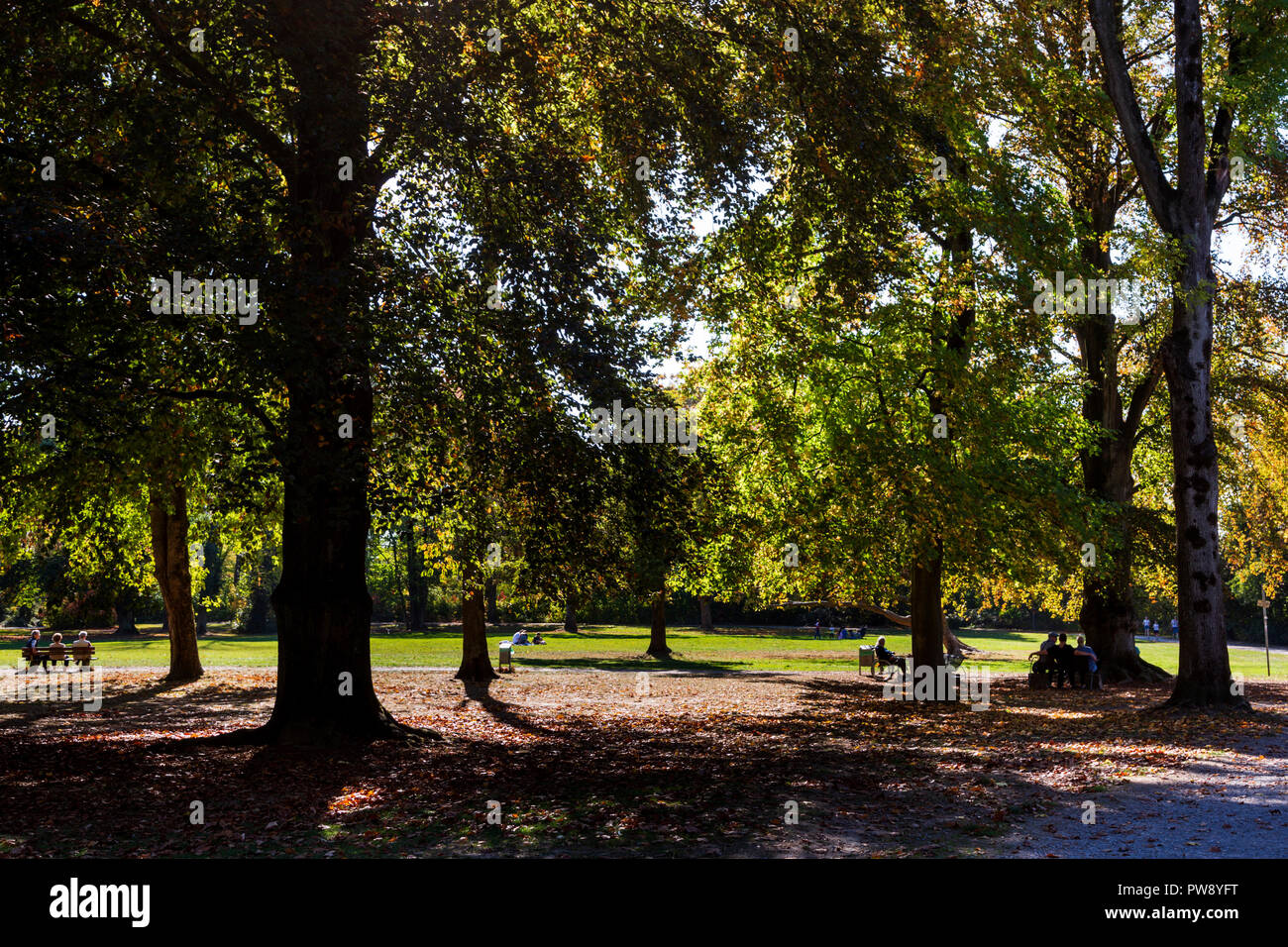 Mülheim an der Ruhr, Germany. 13 October 2018. People enjoy an autumnal heat wave in Witthausbusch Park. The unseasonal warm and sunny October weather is expected to last for several more days. Photo: North51/Alamy Live News Stock Photo