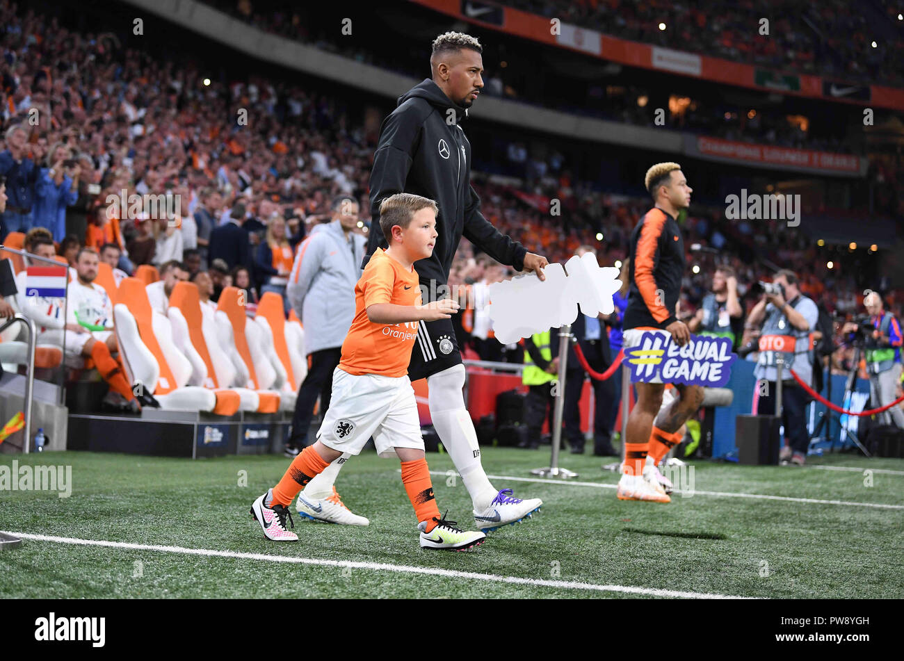 Jerome Boateng (Germany) at Einalufen with Einlaufkinder. GES / Football / Nations League: Netherlands - Germany, 13.10.2018 Football / Soccer: Nations League: Netherlands vs Germany, Amsterdam, October 13, 2018 | usage worldwide Stock Photo