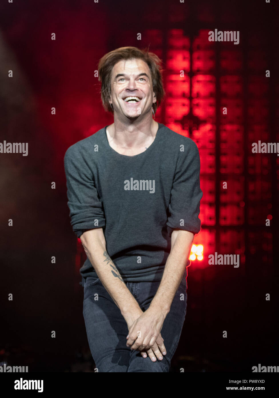 13 October 2018, North Rhine-Westphalia, Duesseldorf: 13 October 2018,  Germany, Duesseldorf: Frontman Campino from the band "Die Toten Hosen" bows  to the audience. About 1.3 million people have seen tour concerts of