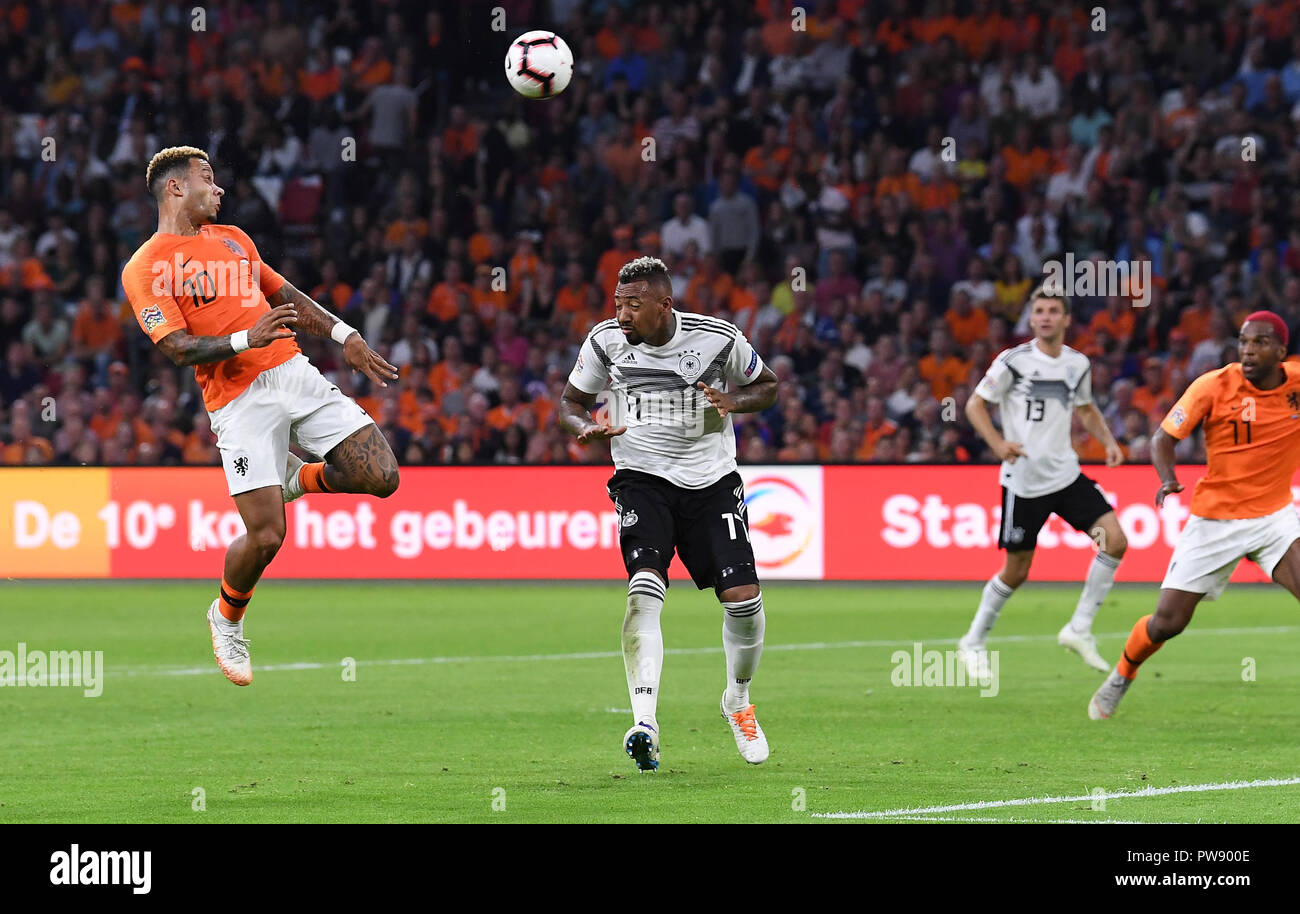 Memphis Depay (NL) at his chance versus Jerome Boateng (Germany)/r. GES/Football/Nations League: Netherlands - Germany, 13.10.2018 Football/Soccer: Nations League: Netherlands vs Germany, Amsterdam, October 13, 2018 | usage worldwide Stock Photo