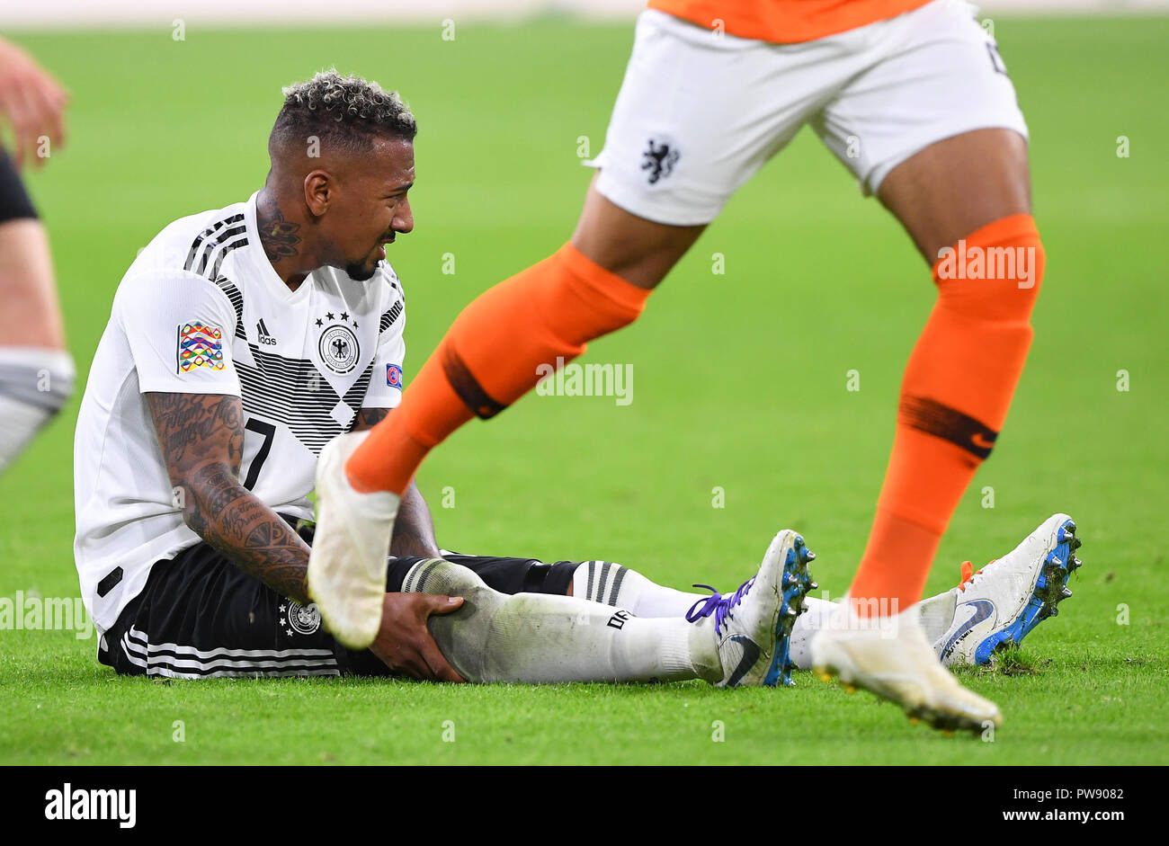 Injury, injured: after a duel, Jerome Boateng (Germany) sits on the ground and holds his right leg. GES/Football/Nations League: Netherlands - Germany, 13.10.2018 Football/Soccer: Nations League: Netherlands vs Germany, Amsterdam, October 13, 2018 | usage worldwide Stock Photo