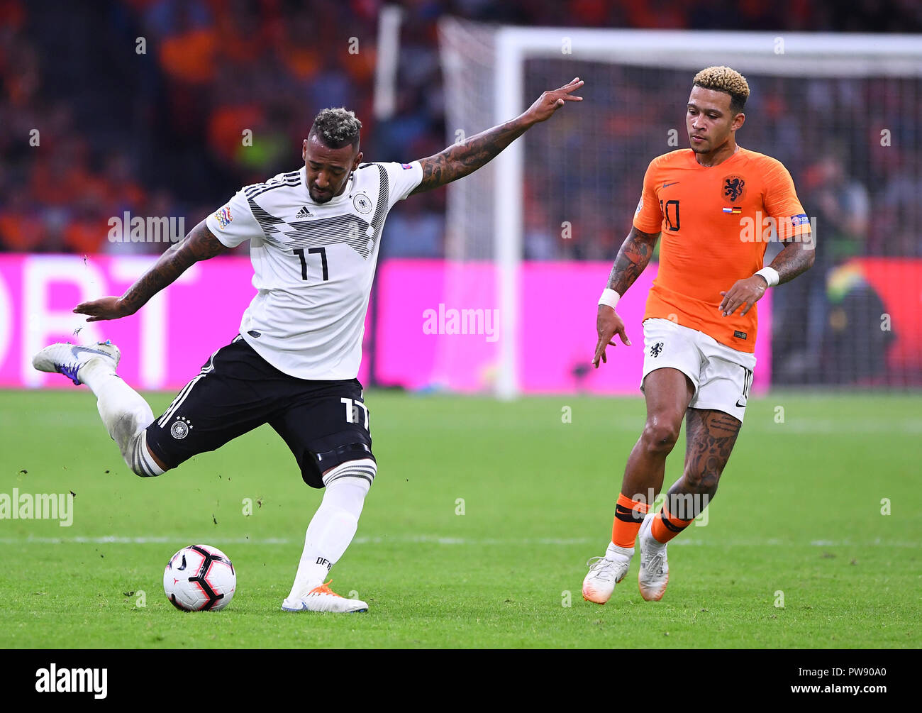 duels, duel Jerome Boateng (Germany) gave Memphis Depay (NL). GES/Football/Nations League: Netherlands - Germany, 13.10.2018 Football/Soccer: Nations League: Netherlands vs Germany, Amsterdam, October 13, 2018 | usage worldwide Stock Photo
