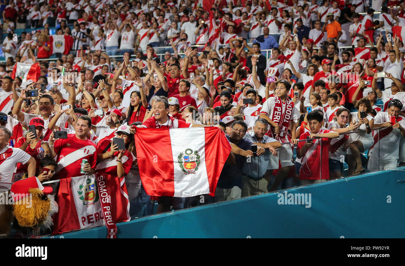 Peruvian soccer fans hi-res stock photography and images - Alamy