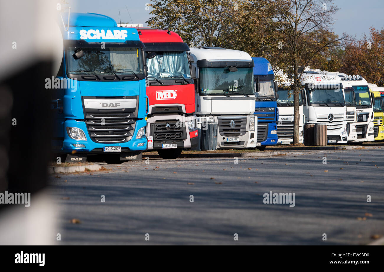 Bautzen, Saxony. 10th Oct, 2018. Trucks are parked in a car park on the A4 motorway between Bautzen and Dresden. (to dpa "Too few parking spaces on motorways" from 14.10.2018) Credit: Monika Skolimowska/dpa-Zentralbild/dpa/Alamy Live News Stock Photo