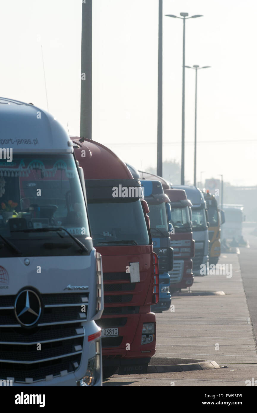 Bautzen, Saxony. 10th Oct, 2018. Trucks are standing close to each other at a resting place at the federal motorway A2. (to dpa "Too few parking spaces on motorways" from 14.10.2018) Credit: Klaus-Dietmar Gabbert/dpa-Zentralbild/dpa/Alamy Live News Stock Photo