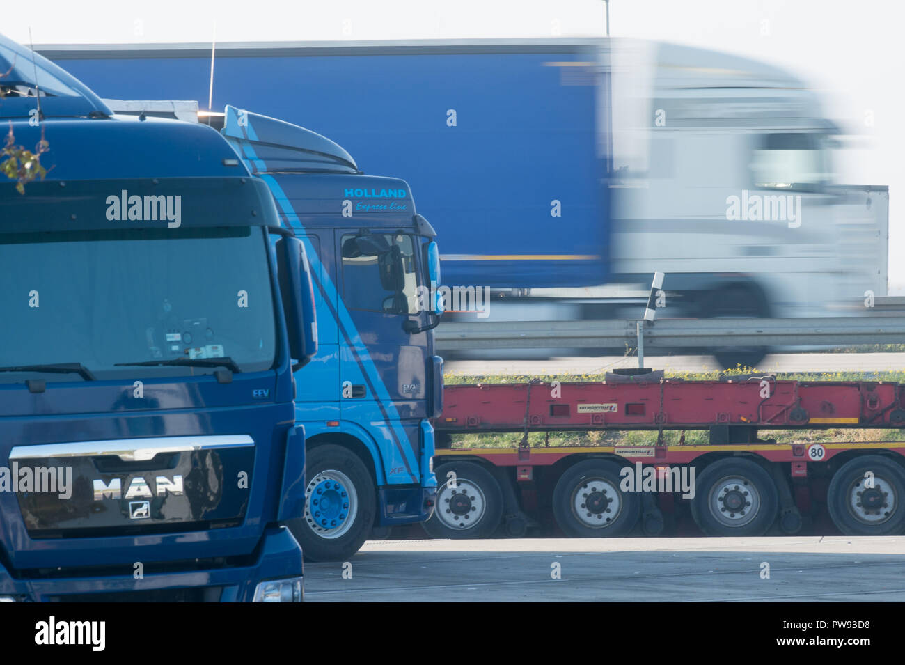 Bautzen, Saxony. 10th Oct, 2018. A truck drives past a fully parked parking lot on the A2 motorway. (to dpa "Too few parking spaces on motorways" from 14.10.2018) Credit: Klaus-Dietmar Gabbert/dpa-Zentralbild/dpa/Alamy Live News Stock Photo