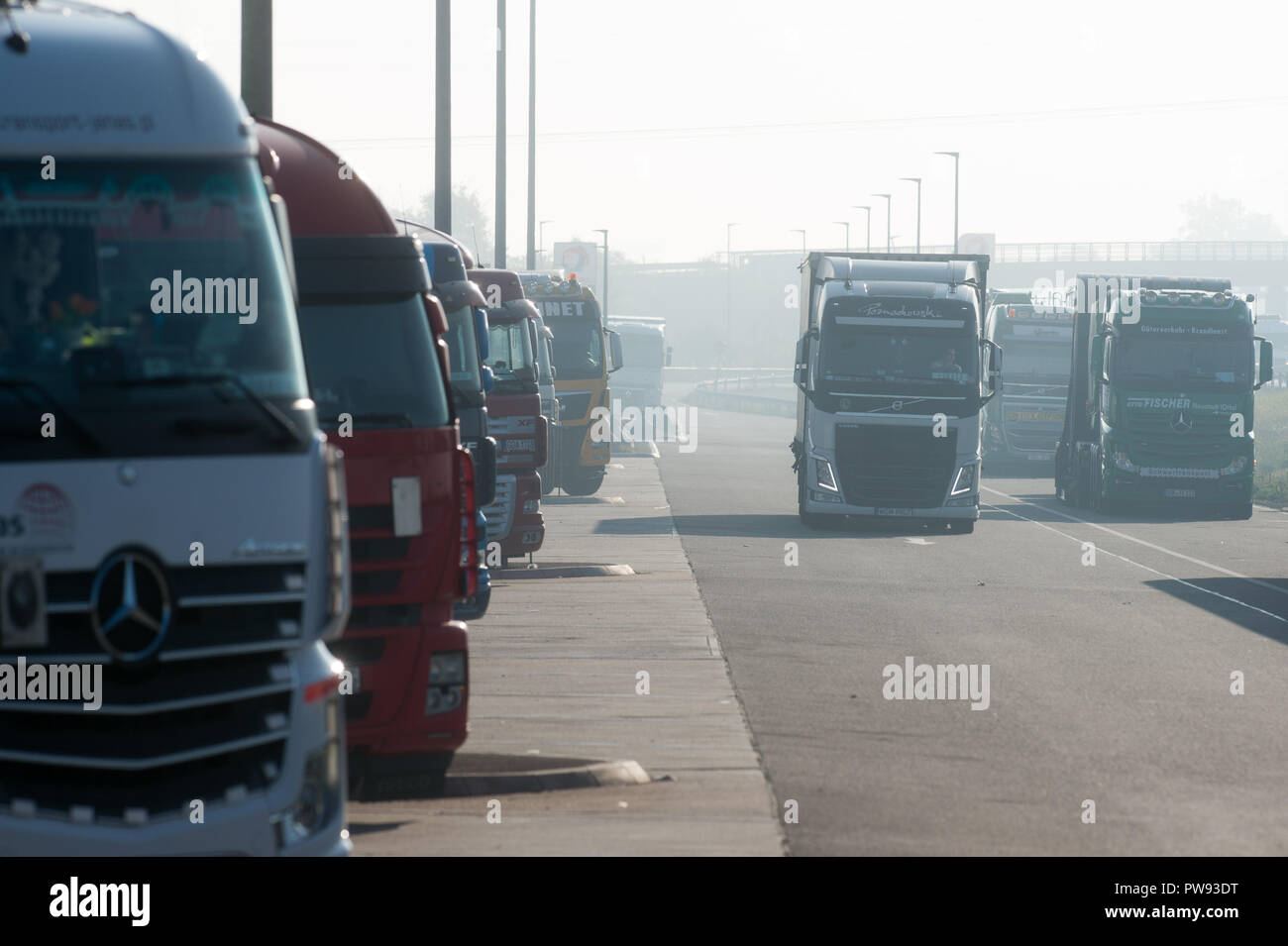 Bautzen, Saxony. 10th Oct, 2018. Trucks are standing close to each other at a resting place at the federal motorway A2. (to dpa "Too few parking spaces on motorways" from 14.10.2018) Credit: Klaus-Dietmar Gabbert/dpa-Zentralbild/dpa/Alamy Live News Stock Photo