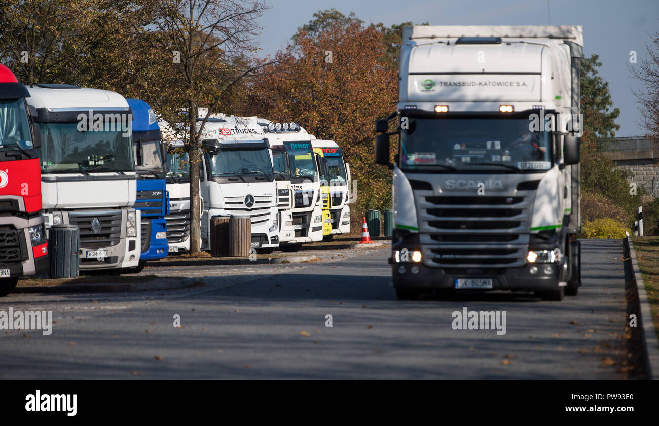 Bautzen, Saxony. 10th Oct, 2018. Trucks are parked in a car park on the A4 motorway between Bautzen and Dresden. (to dpa "Too few parking spaces on motorways" from 14.10.2018) Credit: Monika Skolimowska/dpa-Zentralbild/dpa/Alamy Live News Stock Photo