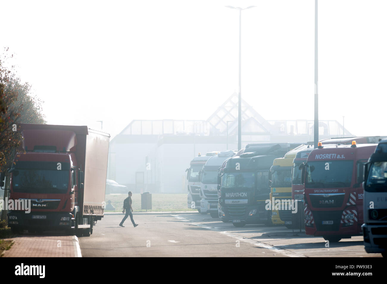 Bautzen, Saxony. 10th Oct, 2018. Trucks stand side by side at a rest area on the A2 federal motorway. (to dpa "Too few parking spaces on motorways" from 14.10.2018) Credit: Klaus-Dietmar Gabbert/dpa-Zentralbild/dpa/Alamy Live News Stock Photo