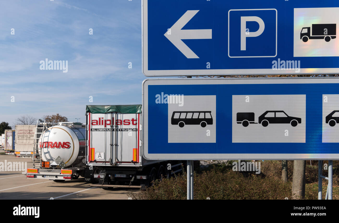 Bautzen, Saxony. 10th Oct, 2018. A sign on a car park on the A4 motorway between Bautzen and Dresden points to the parking spaces for trucks. (to dpa "Too few parking spaces on motorways" from 14.10.2018) Credit: Monika Skolimowska/dpa-Zentralbild/dpa/Alamy Live News Stock Photo