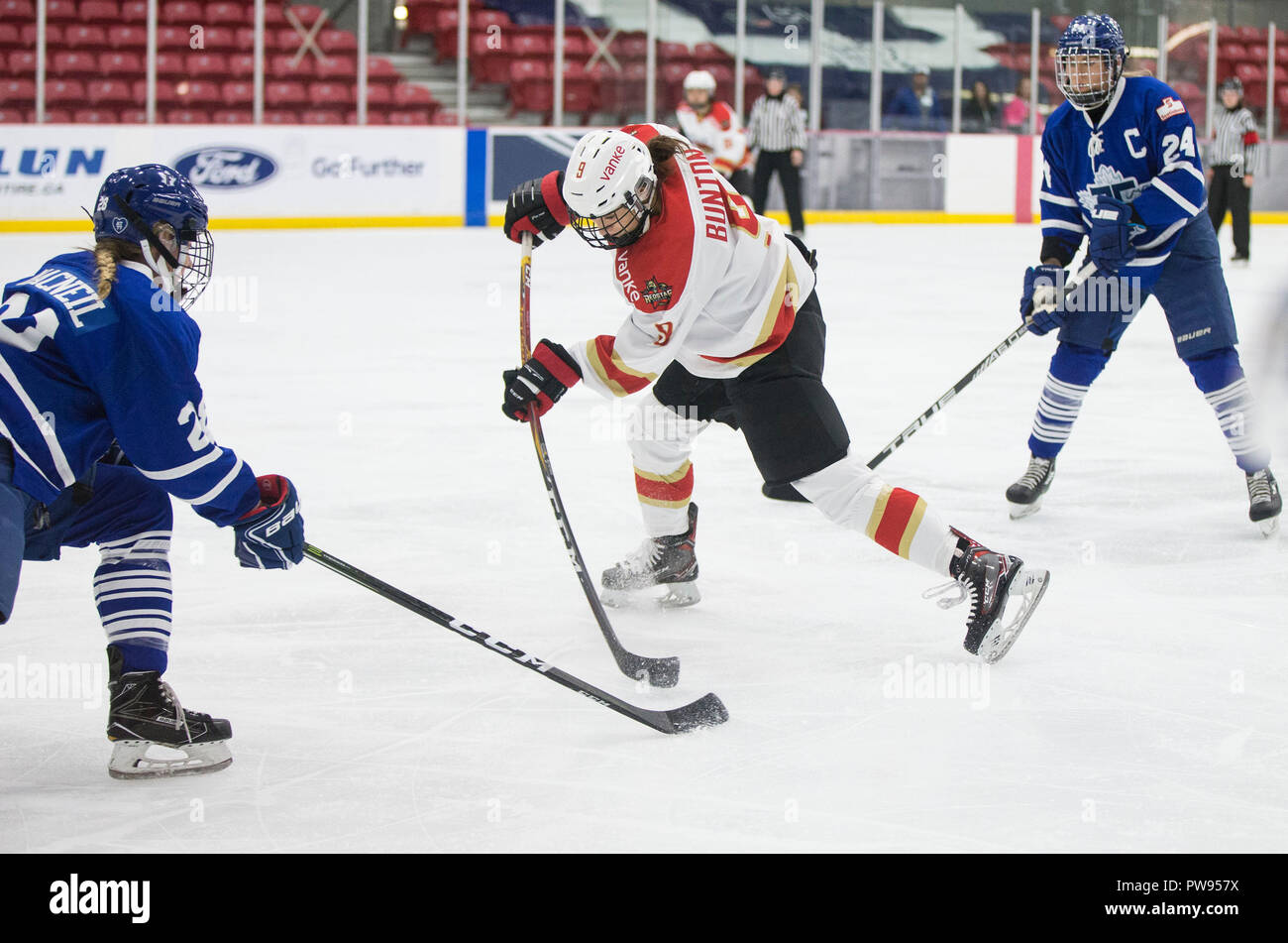 Toronto, Canada. 13th Oct, 2018. Hanna Bunton (C) of Shenzhen KRS Vanke Rays shoots during a 2018-2019 Canadian Women's Hockey League (CWHL) match against Toronto Furies in Toronto, Canada, Oct. 13, 2018. Shenzhen KRS Vanke Rays won 5-1. Credit: Zou Zheng/Xinhua/Alamy Live News Stock Photo