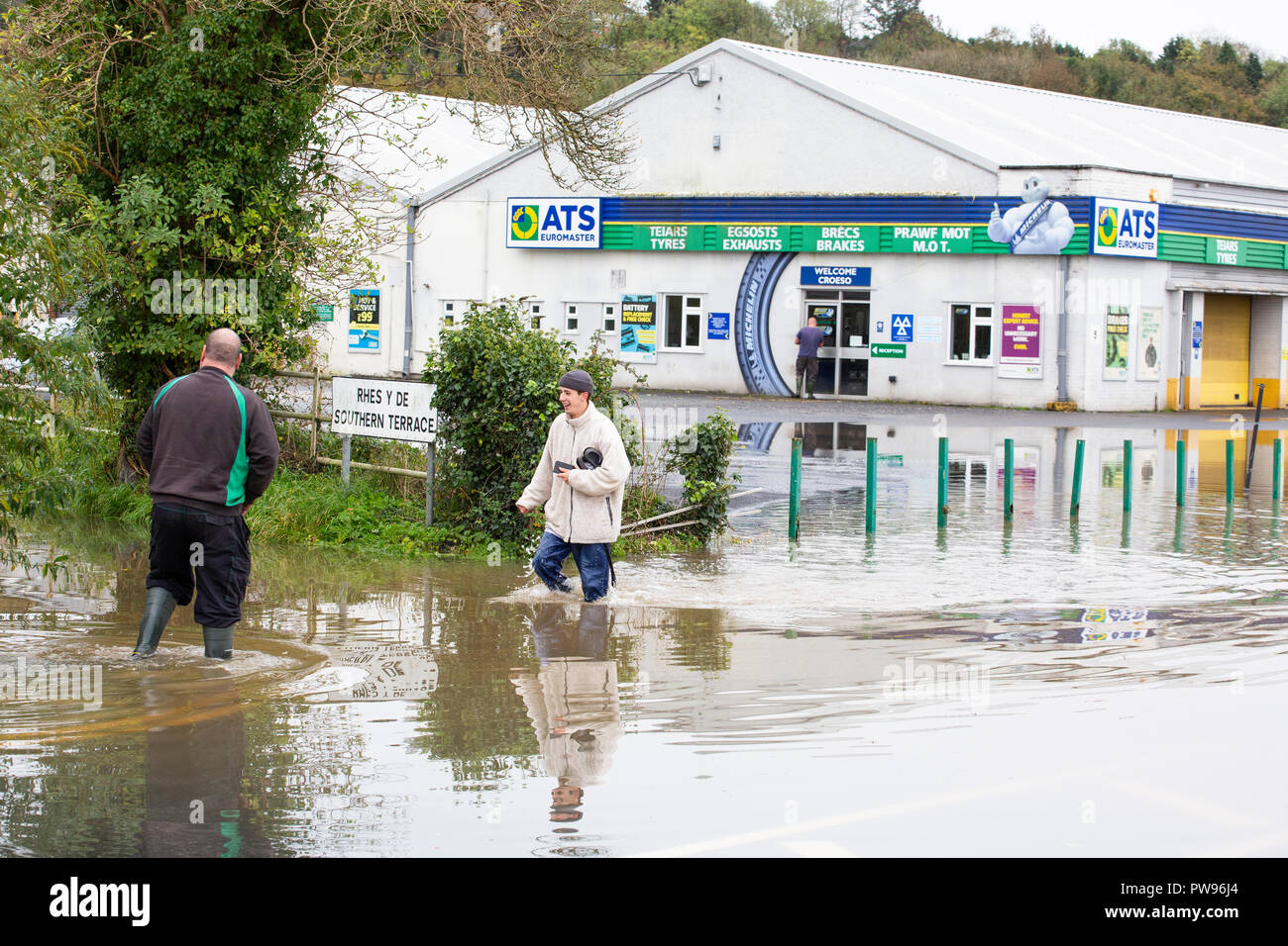 River Towy, Carmarthen, Wales, UK. Sunday 14 October 2018.  The river Towy floods in Carmarthen Credit: Gruffydd Thomas/Alamy Live News Stock Photo